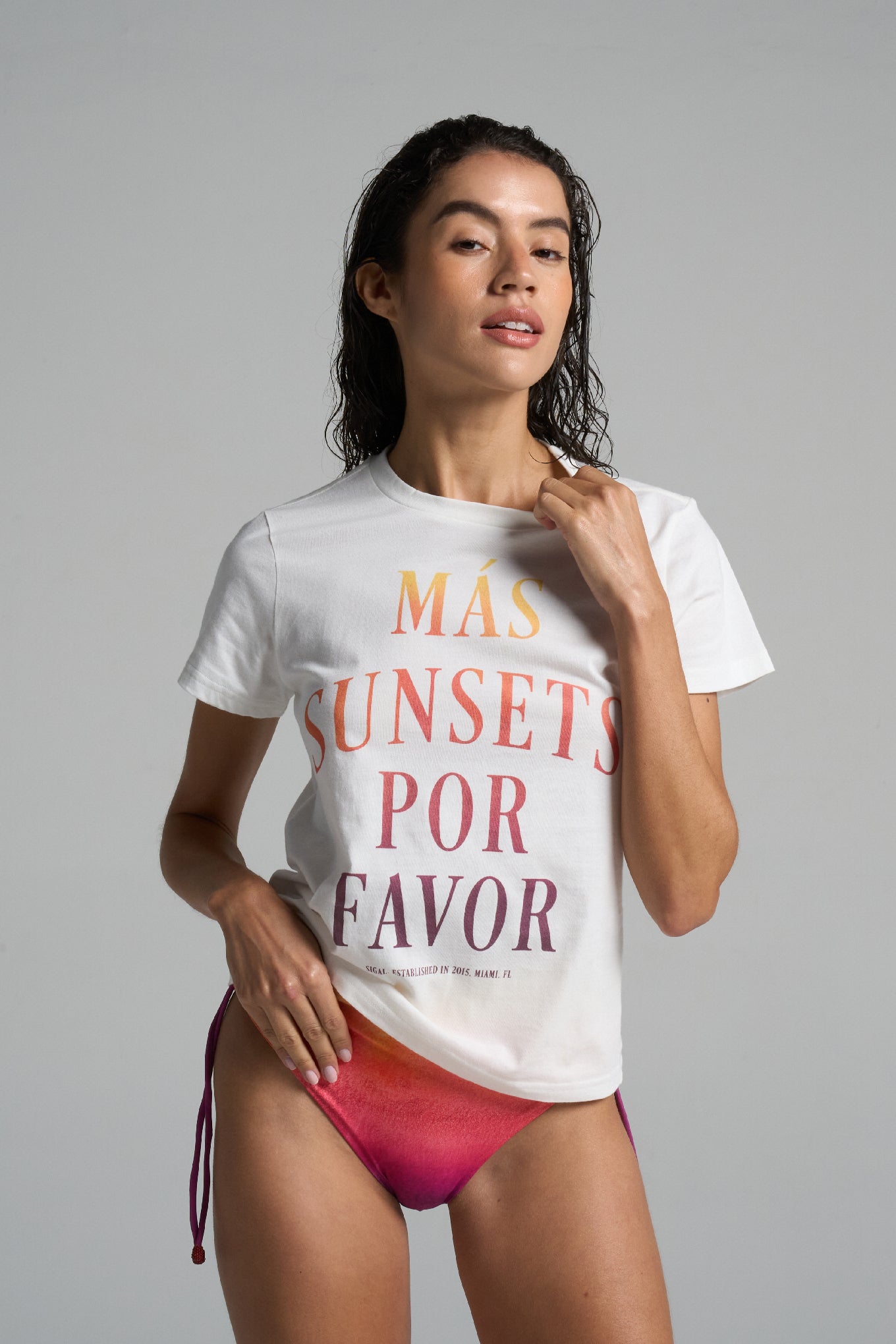 Graphic Tee: Mas Sunsets-White - shopsigal