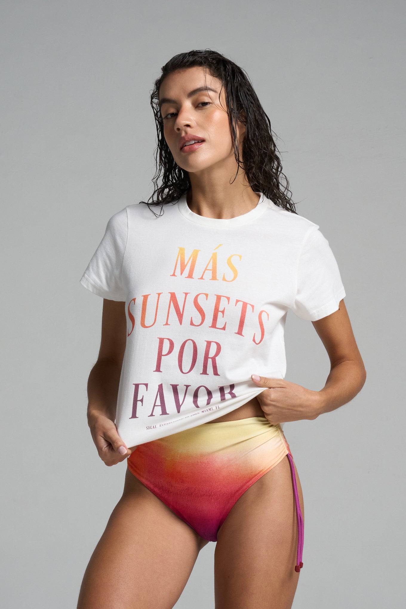 Graphic Tee: Mas Sunsets-White - shopsigal